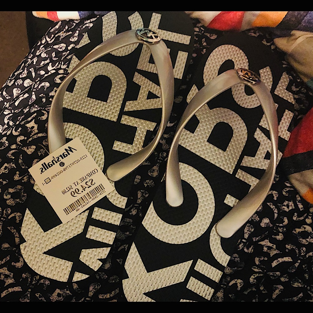 Woman’s Michael kors black and silver flip flops brand new w/ tags 24.99$ size 8